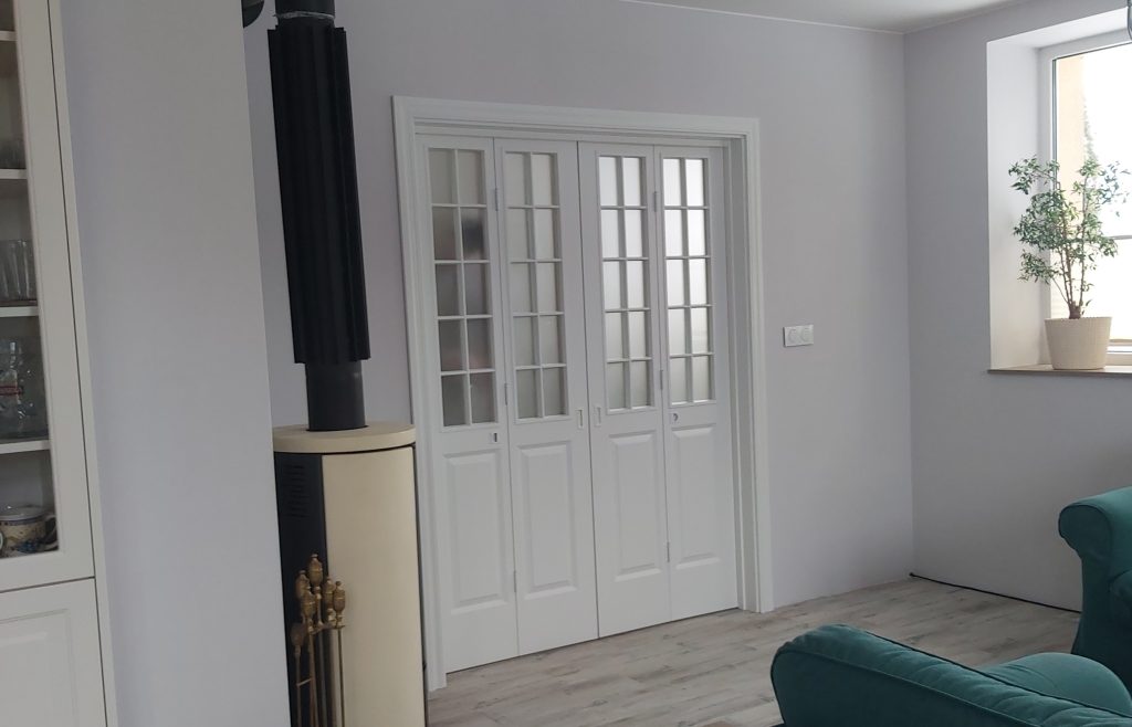 Drzwi składane i łamane – kiedy warto je wybrać?